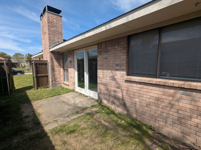 Building Photo - 2410 Cordoba Dr