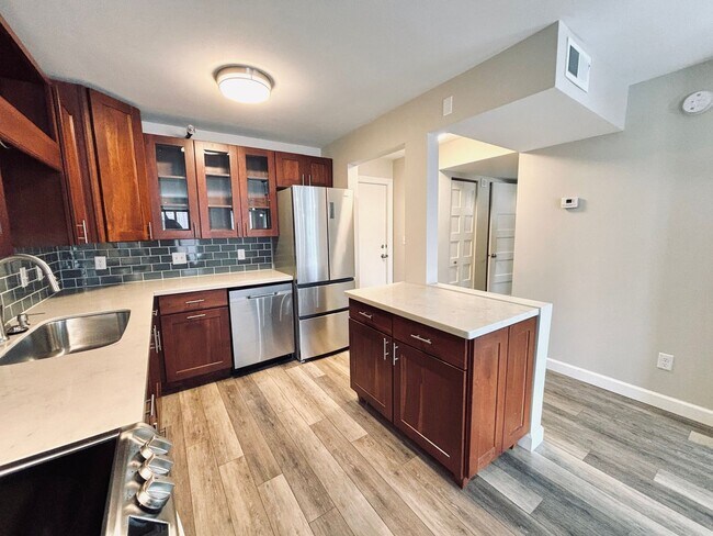 Building Photo - Beautiful 1 bed 1 bath executive condo! Heated parking, gym, sauna!