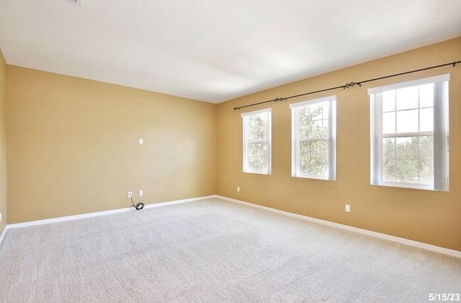 Building Photo - Gorgeous 4/3.5 Home with a Large Fenced Ba...