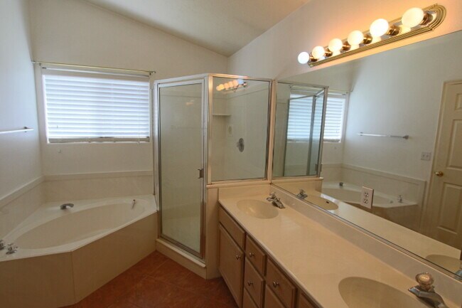 Building Photo - Red Cliffs area 3br / 2 ba home with garage and nice yard