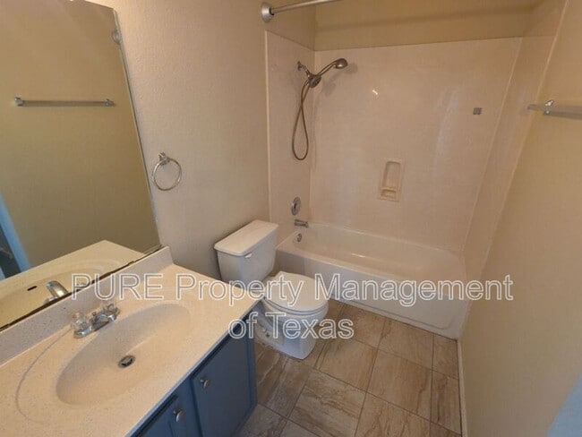 Building Photo - 204 Ruby Lake Dr