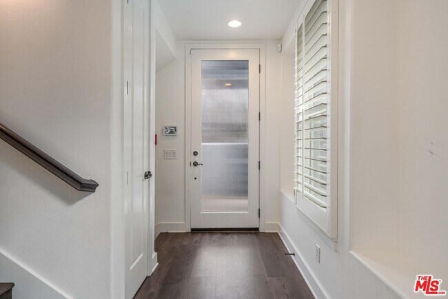 Building Photo - 5800 Seawalk Dr