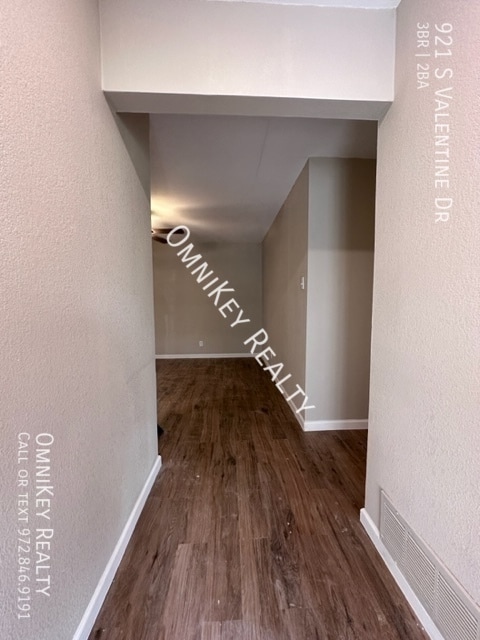 Building Photo - 921 S Valentine Dr