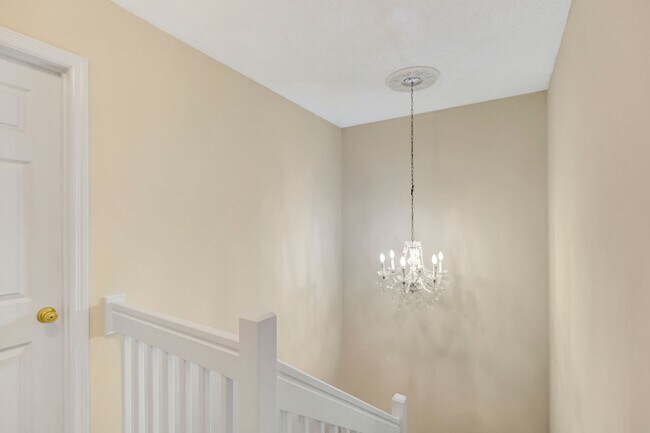 Building Photo - Townhouse available in Summer Wood!