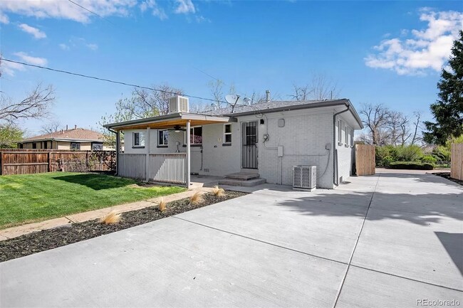 Building Photo - Gorgeous 5 Bedroom 2 1/2 Bathroom Littleto...