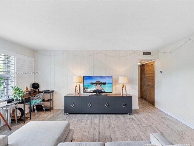 Building Photo - 255 Sunrise Dr