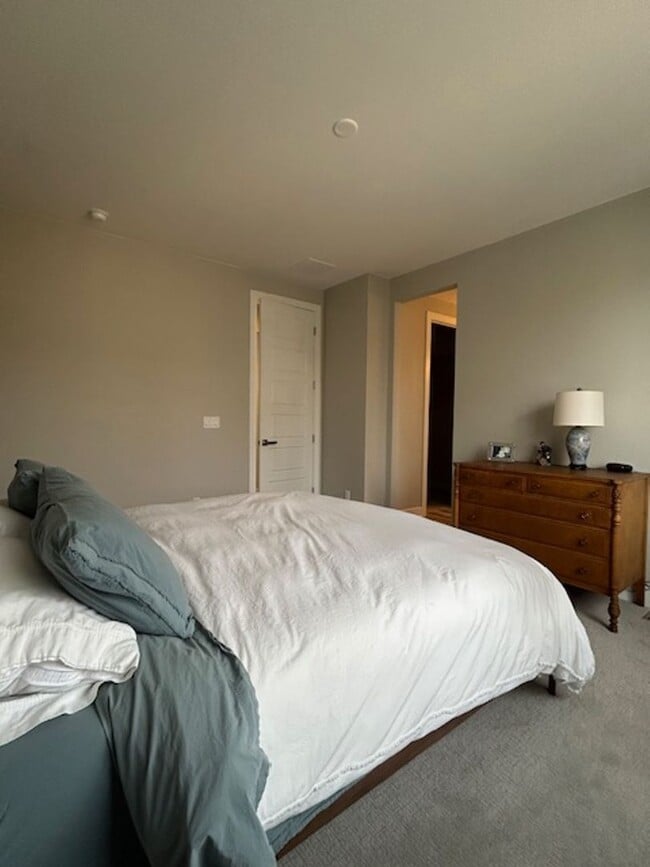Building Photo - Beautiful 2 Bed + Office + 2.5 Bath home i...