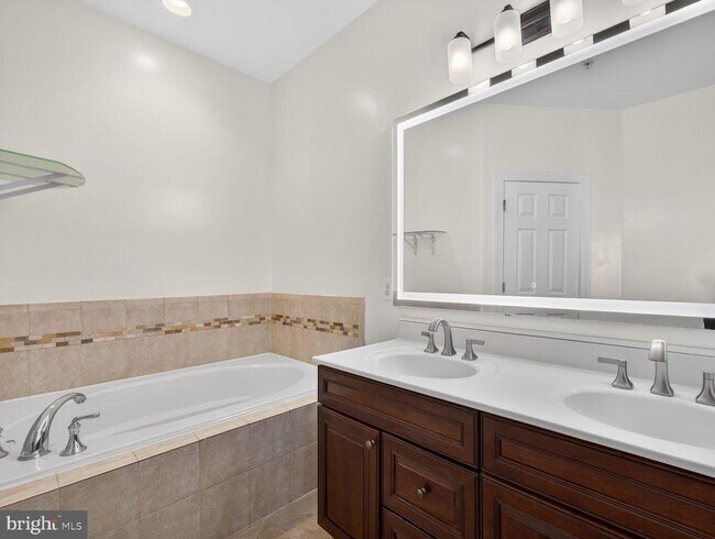 Building Photo - 593 Cedar Spring St