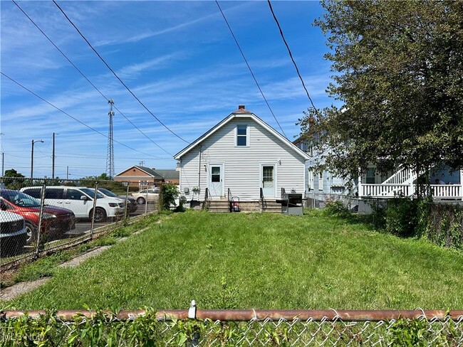 Building Photo - 1129 W Erie Ave