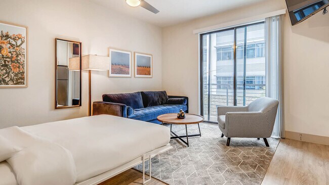 Building Photo - 1610 E 6th St