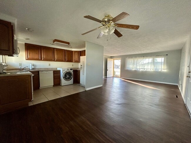 Building Photo - 3 bed 1 bath close to shopping, schools, parks and more!