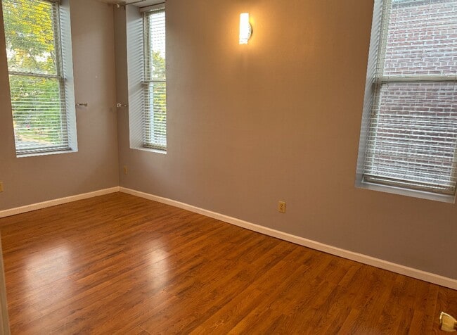 Building Photo - 2 bedrooms center of Downtown!