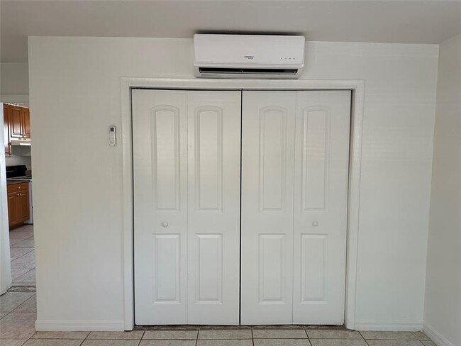 Building Photo - 205 SE 22nd St