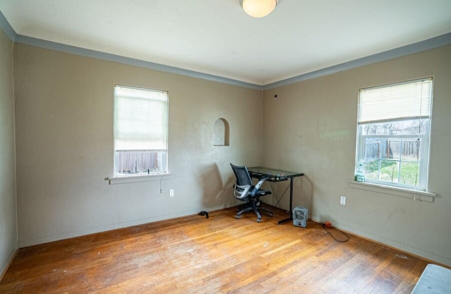 Building Photo - 824 6th St