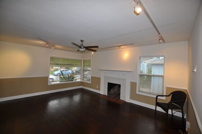 Building Photo - Spacious natural light filled remodeled ho...