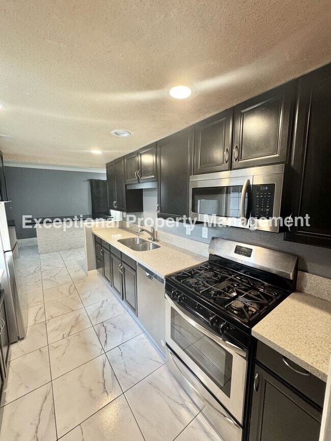 Building Photo - 8047 Laurel Ave