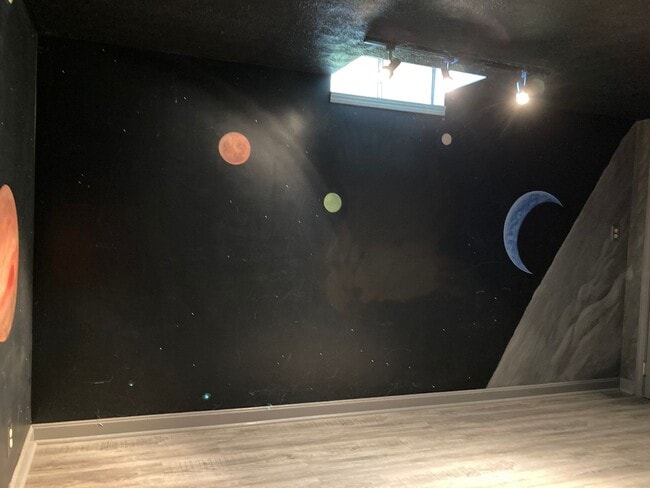 Building Photo - **Backyard offers Country Setting in City Limits**