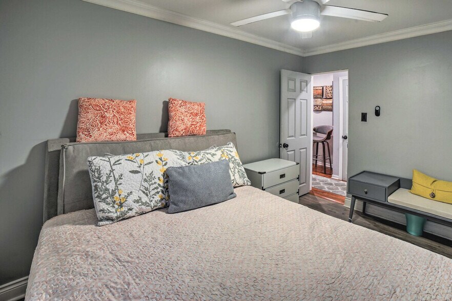 Building Photo - 703 S Central Park Ave