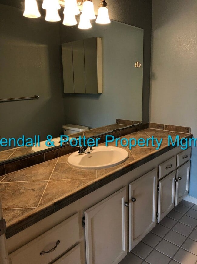 Building Photo - Spacious 3 bed/2.5 bath End Unit Townhome ...