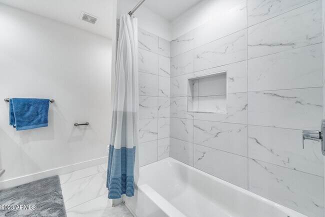 Building Photo - 8618 N Timberlane Dr