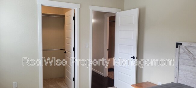 Building Photo - 108 SW Little Meadow Ln