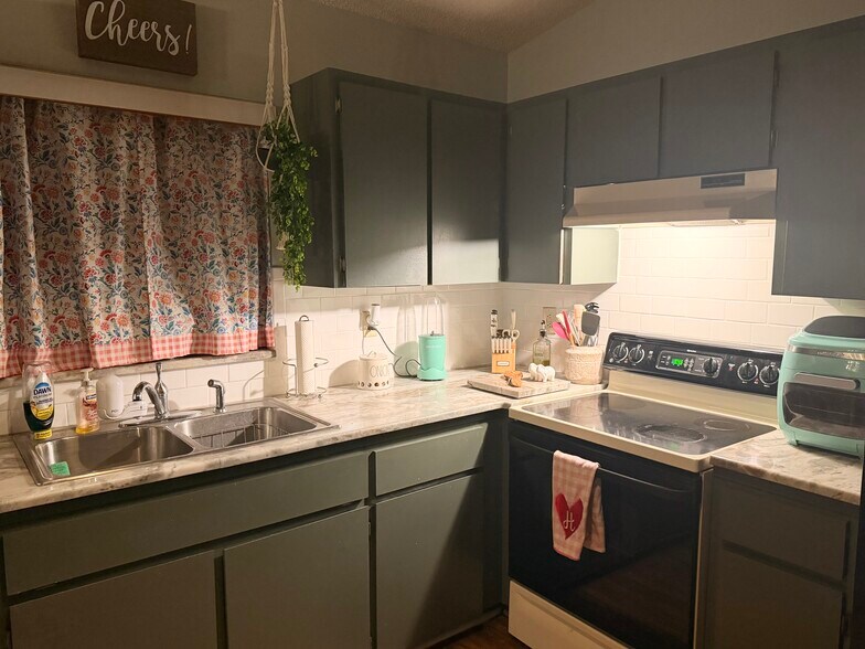 Building Photo - 7308 Fairwood Ave