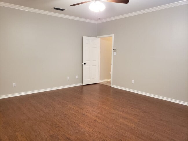 Building Photo - 3106 Lake Forest Dr