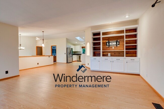 Building Photo - 3 bedroom 2.5 bath Two Story Home with a View! *Short lease only*