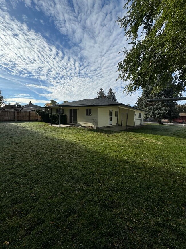 Building Photo - 4337 Lombard Dr