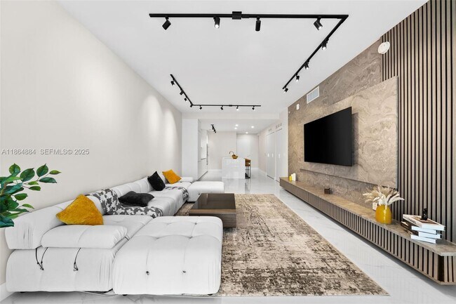 Building Photo - 700 NE 24th St