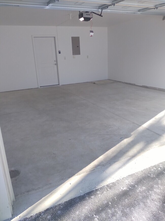 Building Photo - 2745 Hidden Dr