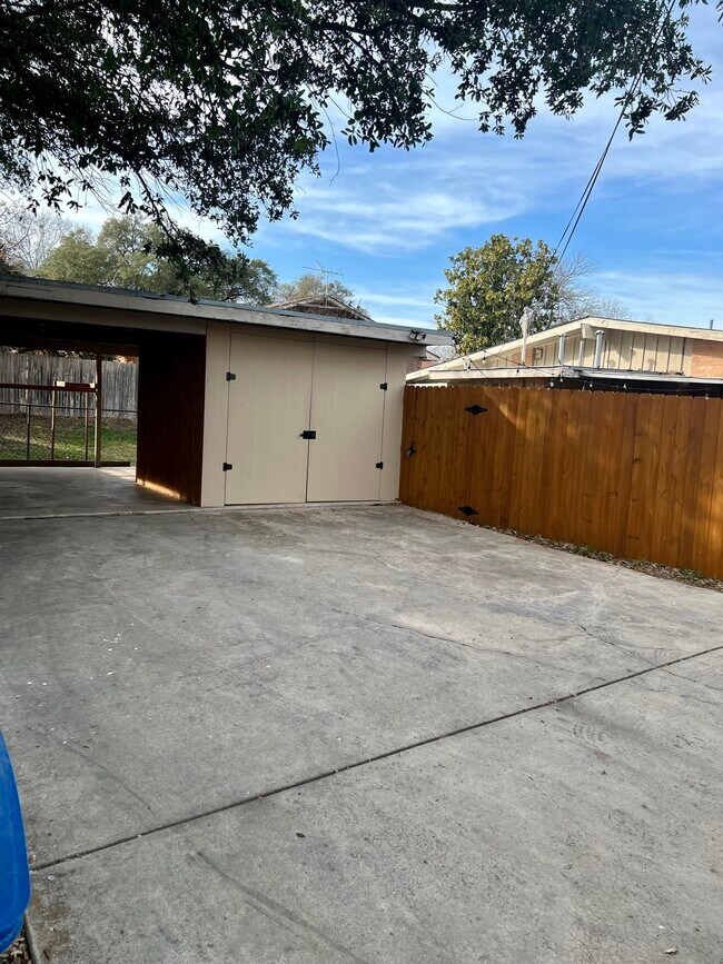 Building Photo - 3216 Urban Crest Dr
