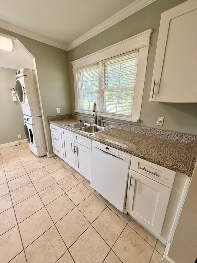 Building Photo - Gorgeous 2 BR bungalow in the newly hip 37...