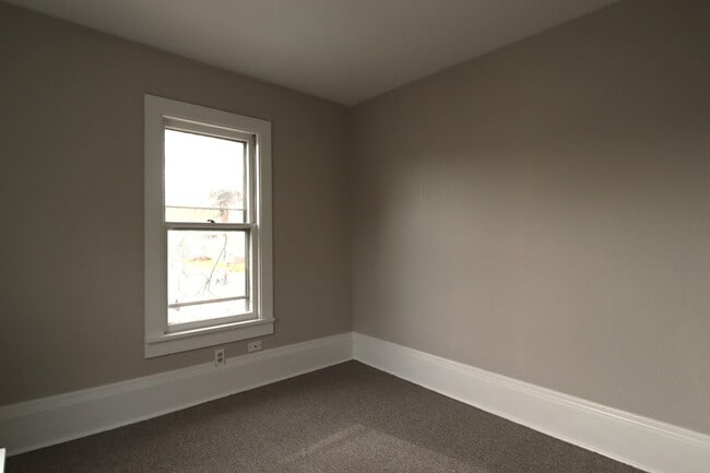 Building Photo - Large Updated 4 Bedroom Single Family Home