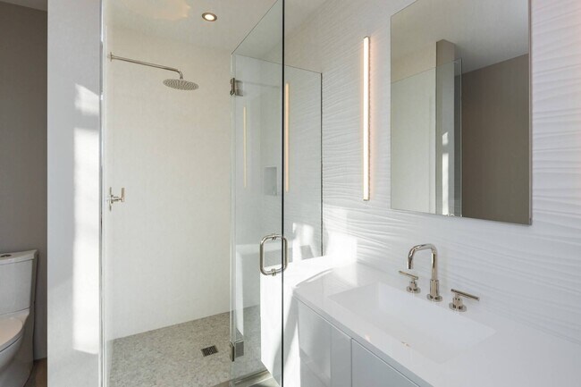 Building Photo - 247 Kings Point Rd