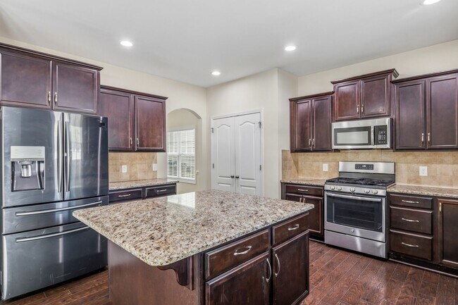 Building Photo - 5 Bedrooms in the heart of Summerfield!