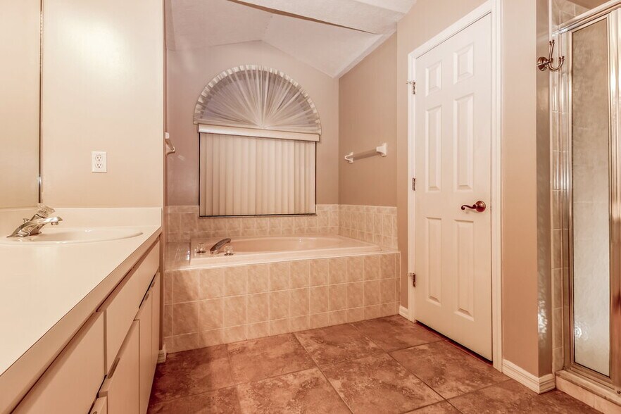 Building Photo - 9142 Buena Mesa Dr