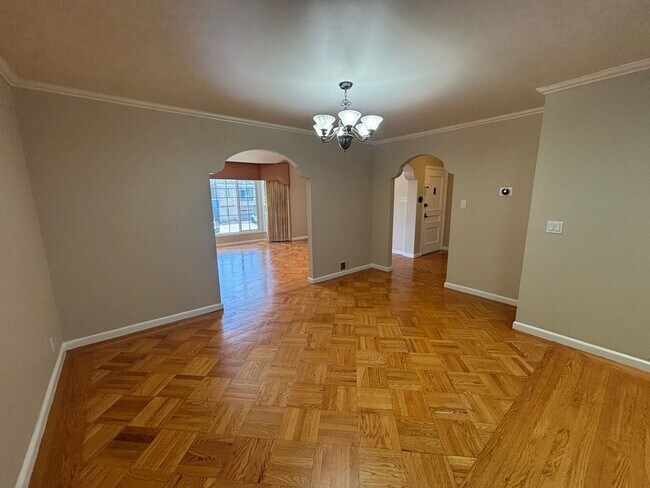 Building Photo - Bright & Spacious Single Family Home - Par...