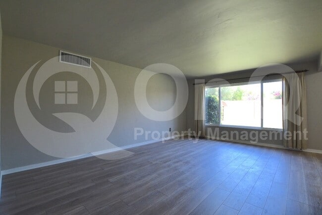 Building Photo - 1930 E Solano Dr