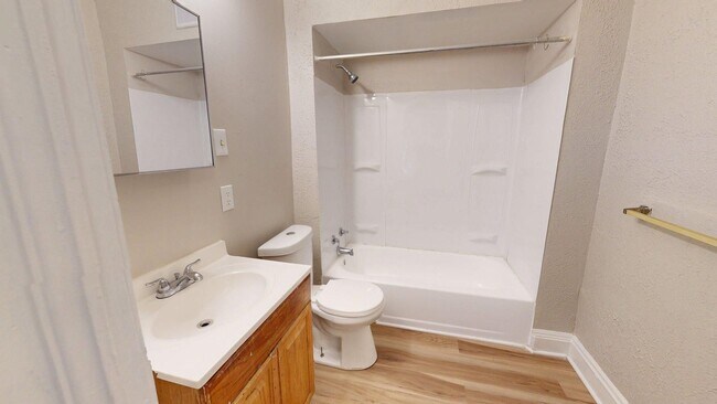 Building Photo - 11302 Parkview Ave