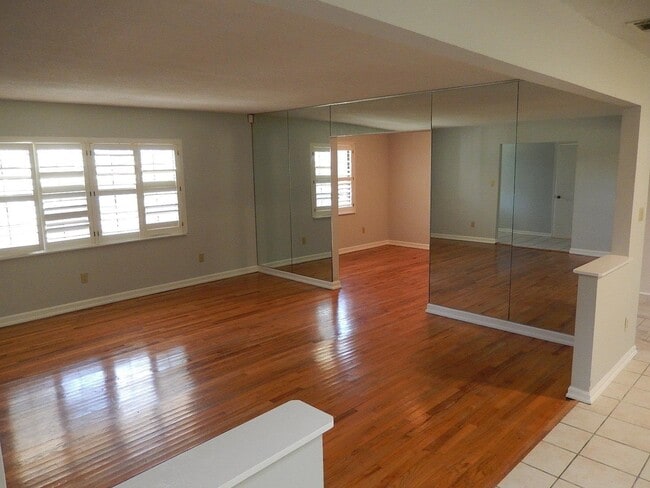 Building Photo - 1903 Skyland Dr