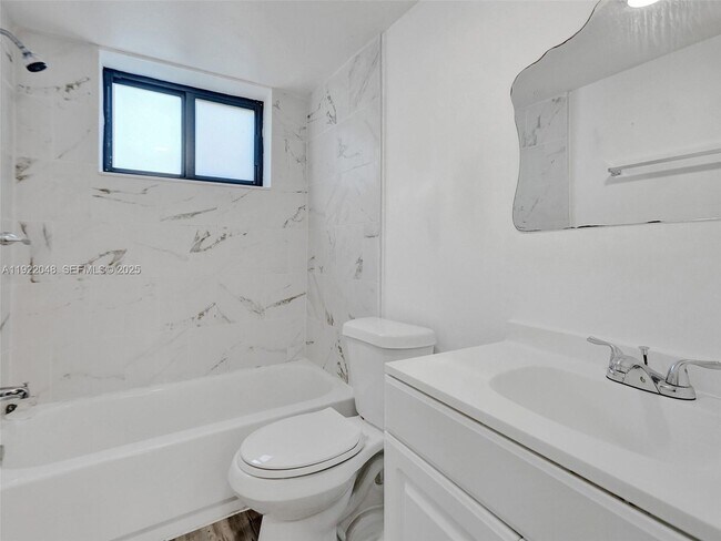 Building Photo - 114 SE 8th St