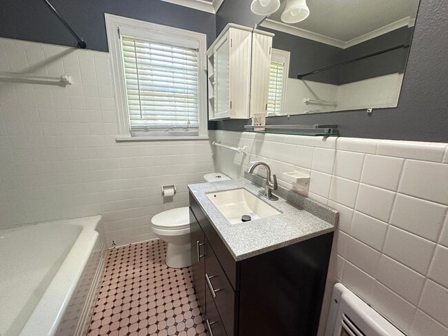 Building Photo - Spacious 2 Bedroom