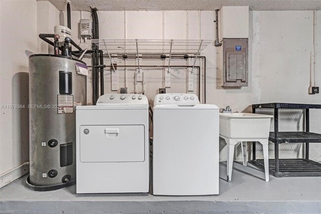 Building Photo - 5621 Carriage Ln