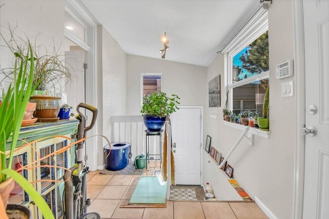 Building Photo - Charming luxury meets timeless character in the heart of West Wash Park - Available NOW!!