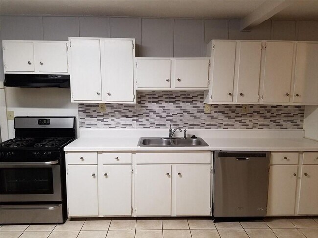 Building Photo - 4 bedroom 2 bath