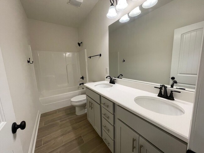 Building Photo - 3 Bedroom, 2 bathroom in Twin Beech Estate...