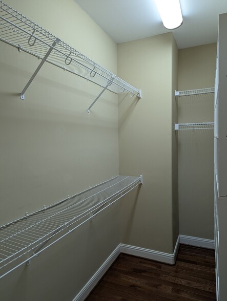 Building Photo - 160 Saint James Pl