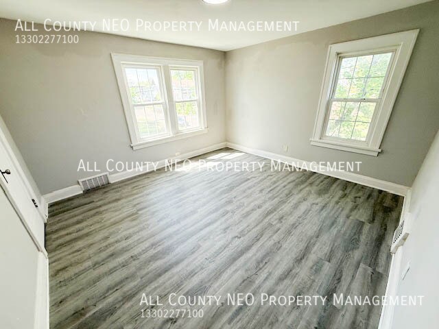 Building Photo - 900 Roslyn Ave SW
