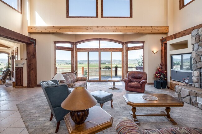Building Photo - Private Hillside Ranch Home Available Wint...